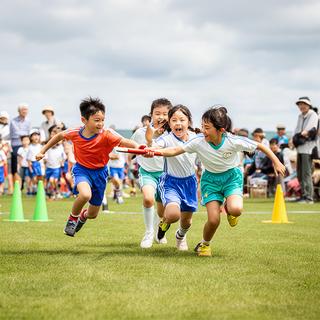 釧路の地域運動会でリレーに参加する子どもたち